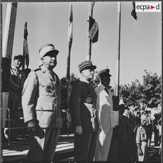 Saint Arnaud. Anniversaire de la création du 3e régiment des tirailleurs (RT). Le colonel De Guil, le général Sauvagnac et le sous-préfet de Saint-Arnaud.