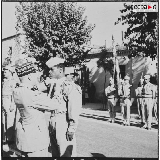 Saint Arnaud. Anniversaire de la création du 3e régiment des tirailleurs (RT). La général Sauvagnac remet une décoration.