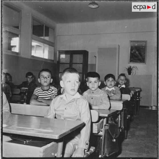 Cité Fougeroux. Rentrée des classes. Les élèves sont déjà attentifs à ce que leur raconte le maître.