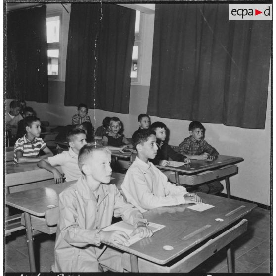 Cité Fougeroux. Rentrée des classes. Les élèves sont déjà attentifs à ce que leur raconte le maître.