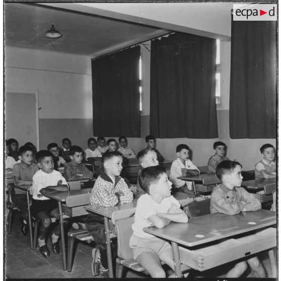 Cité Fougeroux. Rentrée des classes. Les élèves sont déjà attentifs à ce que leur raconte le maître.