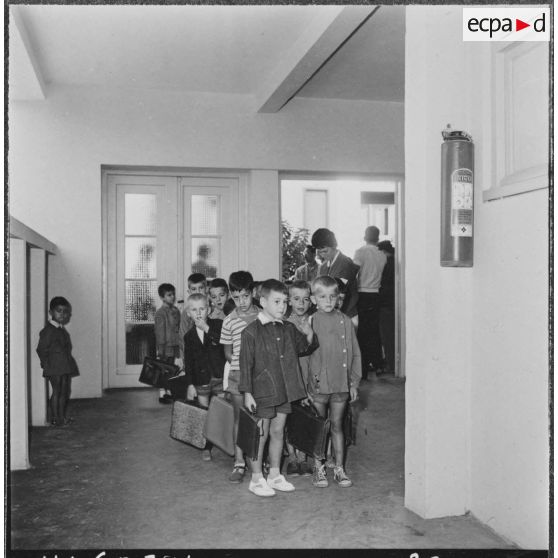 Cité Fougeroux. Rentrée des classes. Les élèves en rang par deux entrent en classe.