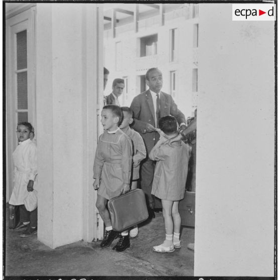 Cité Fougeroux. Rentrée des classes. Les élèves en rang par deux entrent en classe.