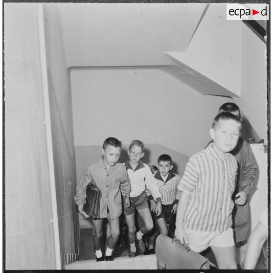 Cité Fougeroux. Rentrée des classes. Les élèves en rang par deux entrent en classe.