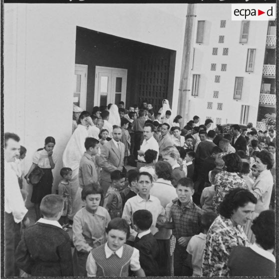 Cité Fougeroux. Rentrée des classes. Parents et élèves attendent l'ouverture de l'école.