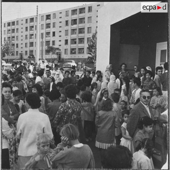 Cité Fougeroux. Rentrée des classes. Parents et élèves attendent l'ouverture de l'école.