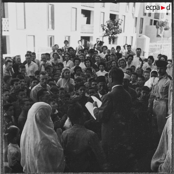 Cité Fougeroux. Rentrée des classes. Parents et élèves attendent l'ouverture de l'école.
