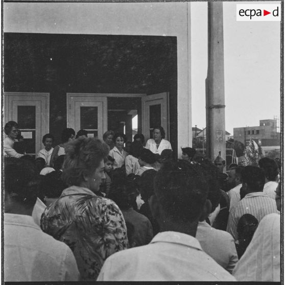 Cité Fougeroux. Rentrée des classes. Parents et élèves attendent l'ouverture de l'école.