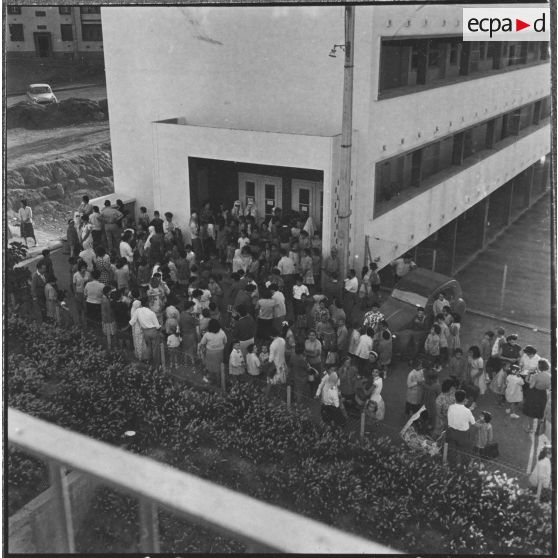 Cité Fougeroux. Rentrée des classes. Parents et élèves attendent l'ouverture de l'école.