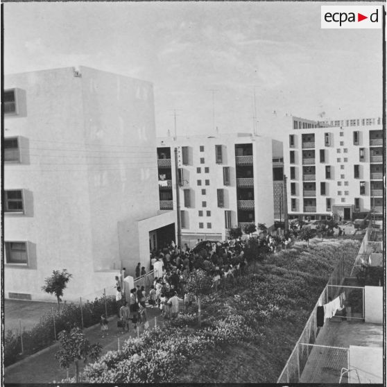 Cité Fougeroux. Rentrée des classes. Parents et élèves attendent l'ouverture de l'école.