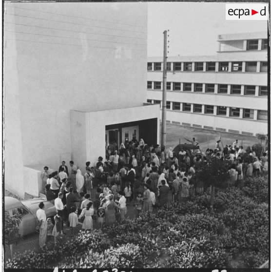 Cité Fougeroux. Rentrée des classes. Parents et élèves attendent l'ouverture de l'école.
