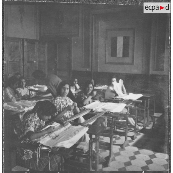 Mouvement de solidarité féminine (MSF) en Algérie. Cercle féminin. Atelier de tissage.
