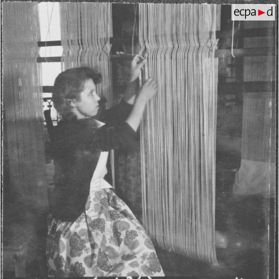 Mouvement de solidarité féminine (MSF) en Algérie. Cercle féminin. Atelier de tissage.