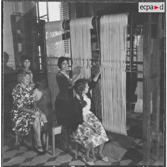 Mouvement de solidarité féminine (MSF) en Algérie. Cercle féminin. Atelier de tissage.