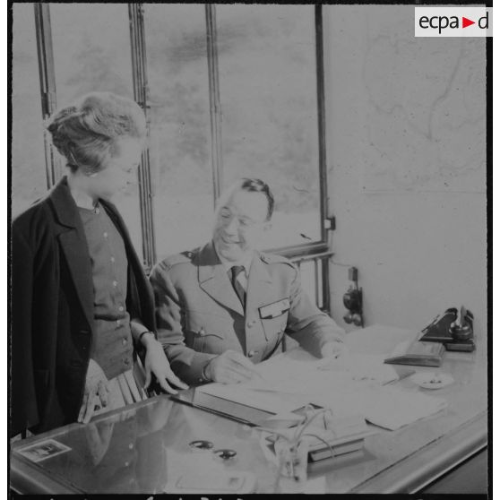 Mouvement de solidarité féminine (MSF) en Algérie. Cercle féminin. Une autorité à son bureau.