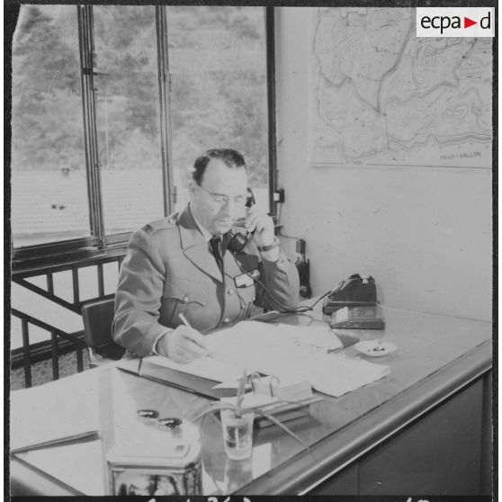 Mouvement de solidarité féminine (MSF) en Algérie. Cercle féminin. Une autorité au téléphone à son bureau.