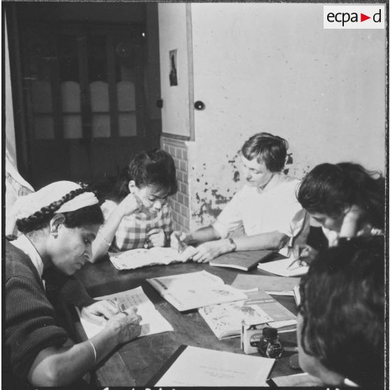 Mouvement de solidarité féminine (MSF) en Algérie. Cercle féminin. Atelier de lecture et d'écriture.