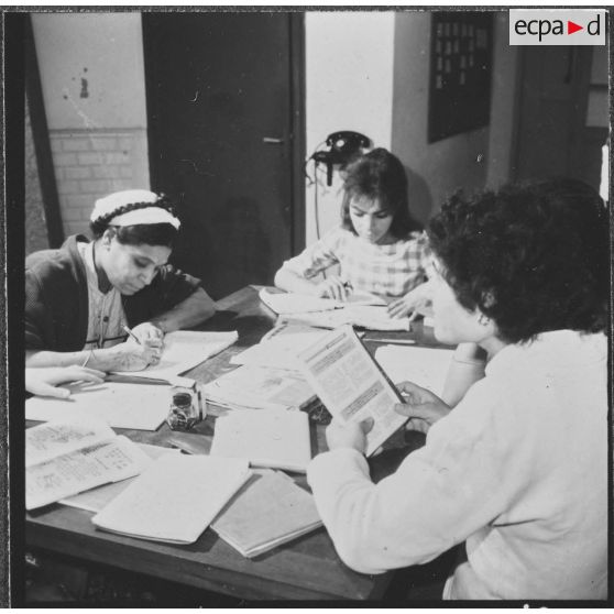 Mouvement de solidarité féminine (MSF) en Algérie. Cercle féminin. Atelier de lecture et d'écriture.