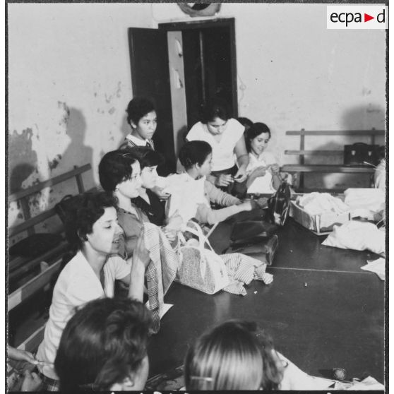 Mouvement de solidarité féminine (MSF) en Algérie. Cercle féminin. Atelier de couture.