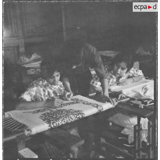 Mouvement de solidarité féminine (MSF) en Algérie. Cercle féminin. Atelier de tissage.