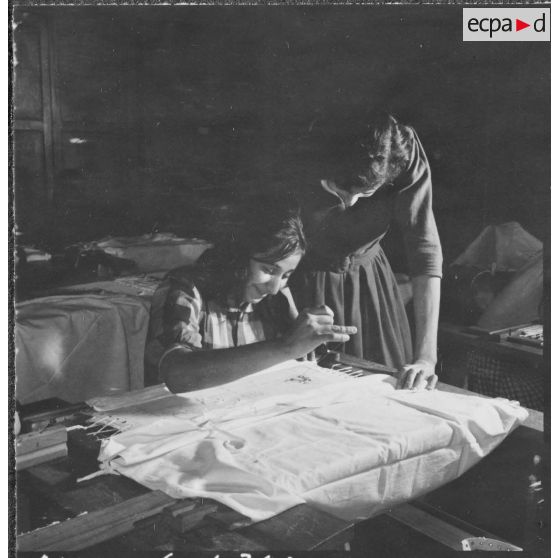 Mouvement de solidarité féminine (MSF) en Algérie. Cercle féminin. Atelier de tissage.