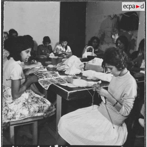 Mouvement de solidarité féminine (MSF) en Algérie. Cercle féminin. Atelier de couture.