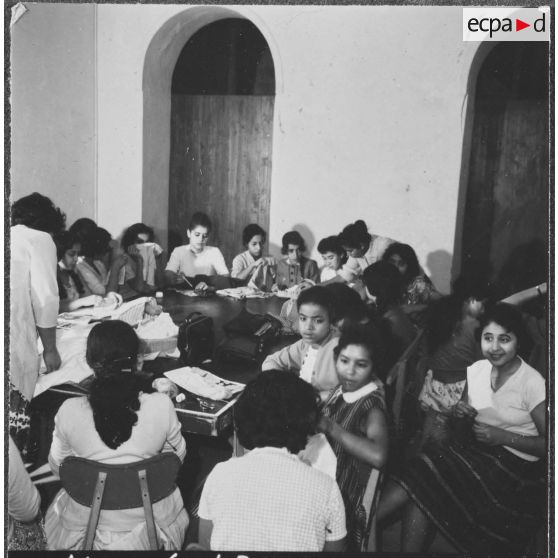 Mouvement de solidarité féminine (MSF) en Algérie. Cercle féminin. Atelier de couture.