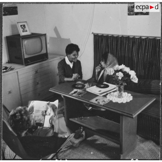 Mouvement de solidarité féminine (MSF) en Algérie. Cercle féminin. Des jeunes filles écoutent des disques.