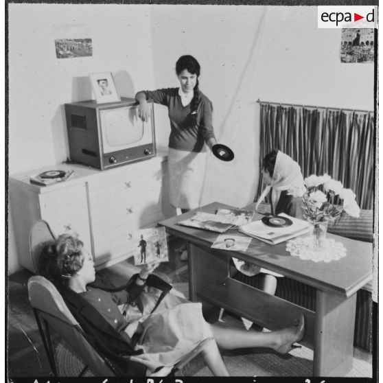 Mouvement de solidarité féminine (MSF) en Algérie. Cercle féminin. Des jeunes filles écoutent des disques.