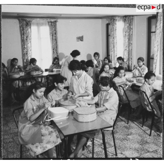 Mouvement de solidarité féminine (MSF) en Algérie. Cercle féminin. Atelier de couture.