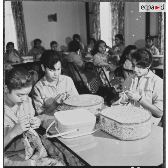 Mouvement de solidarité féminine (MSF) en Algérie. Cercle féminin. Atelier de couture.