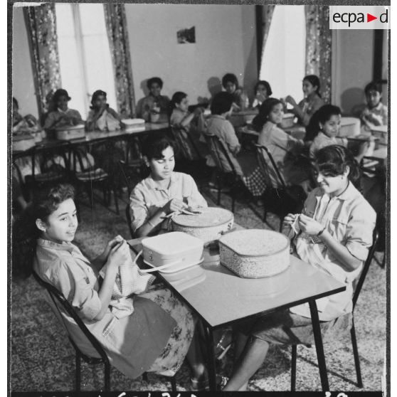 Mouvement de solidarité féminine (MSF) en Algérie. Cercle féminin. Atelier de couture.