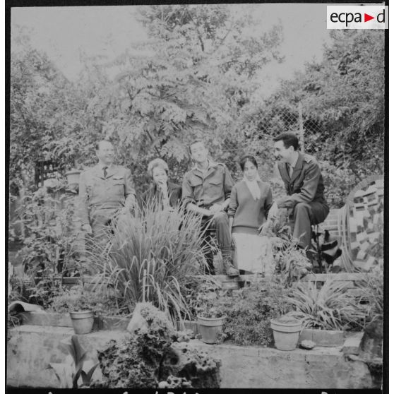 Mouvement de solidarité féminine (MSF) en Algérie. Les autorités et le personnel du cercle féminin.