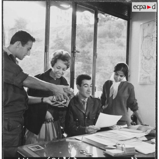 Mouvement de solidarité féminine (MSF) en Algérie. Cercle féminin. Les autorités et le personnel du cercle au bureau.