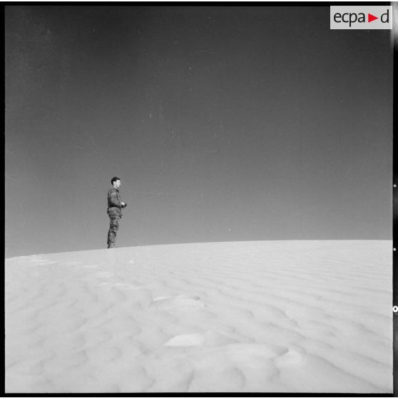 Zone est du Sahara (ZES). Portrait de l'opérateur du service cinématographique des armées (SCA) Gérard Staehling.