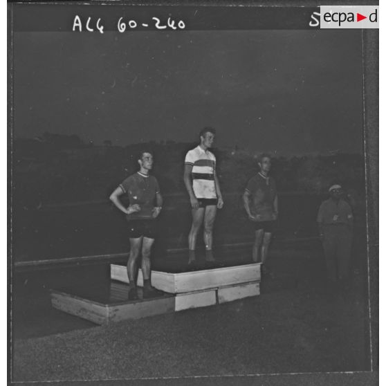 Bône. Championnats de France de cyclisme militaire. Sur le podium Roland Lacombe au centre, Henry Duez à gauche, Bernard Glais à droite, tous du bataillon de Joinville.