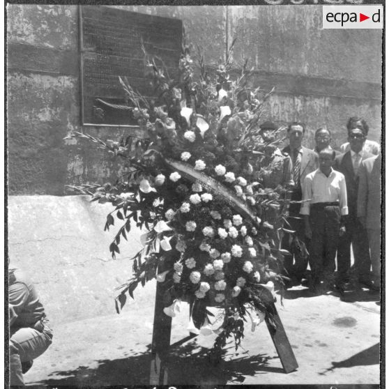 Alger. Môle de l'Amirauté. La gerbe déposée devant la plaque commémorative.