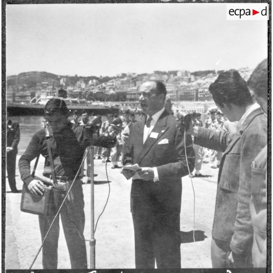 Alger. Môle de l'Amirauté. Le colonel Paillole retraçant les taches héroïques des Services spéciaux.