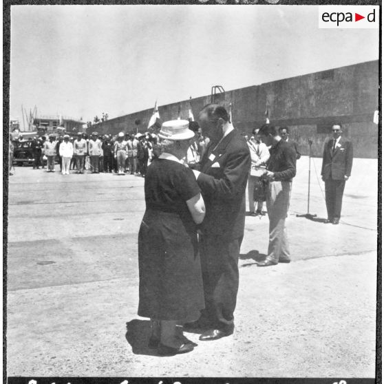 Alger. Môle de l'Amirauté. Le colonel Paillole remet la Croix de chevalier de la Légion d'honneur à madame Lardry.