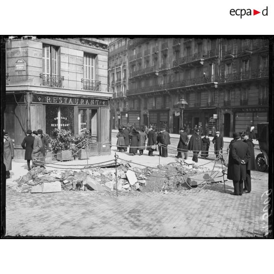 Paris, bombardement par canon le 30 mars 1918, obus tombé à l'angle de la rue de Rennes et du boulevard Raspail. [légende d'origine]