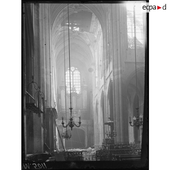 Paris, bombardement par canon du 30 mars 1918. Eglise Saint-Gervais, la voûte et les débris. [légende d'origine]