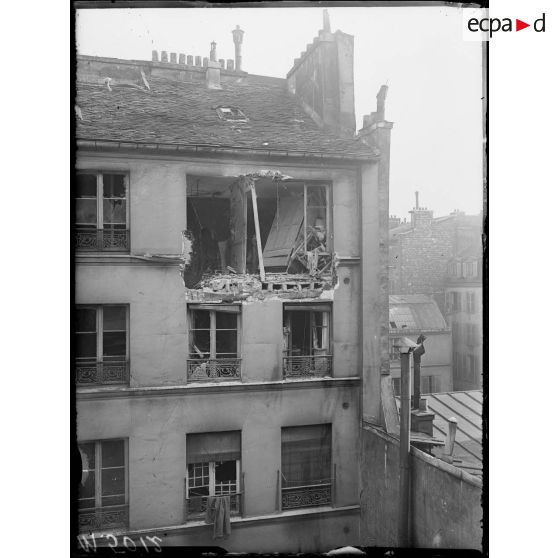 Paris, bombardement par canon du 30 mars 1918. Dégâts 15 rue de Malte. [légende d'origine]