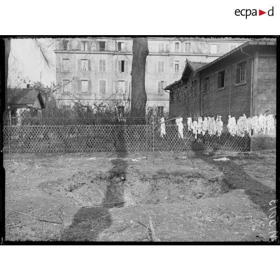Paris, bombardement par canon du 30 mars 1918. Aux enfants assistés, rue Denfert Rocheeau, obus tombé dans le jardin. [légende d'origine]