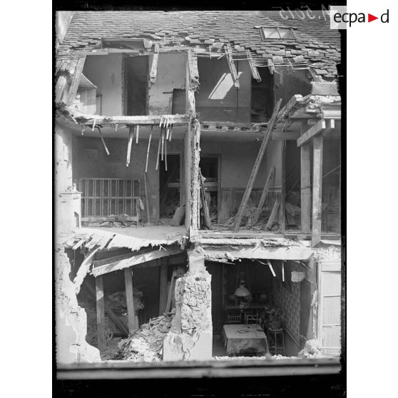 Paris, bombardement par canon du 30 mars 1918. Dégâts rue des Lombards (angle de la rue Saint-Denis). [légende d'origine]