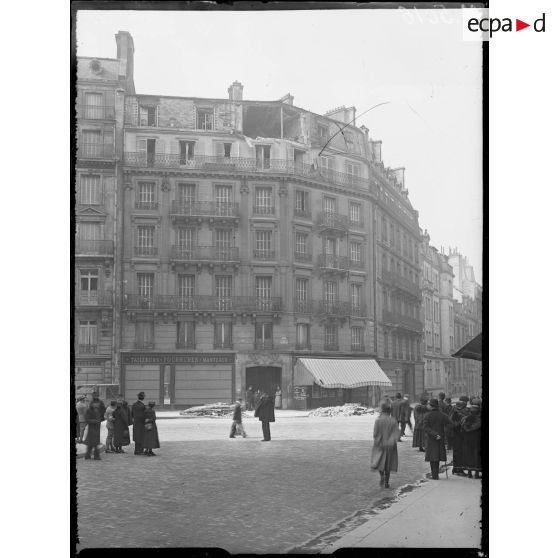 Paris, bombardement par canon du 30 mars 1918. Dégâts à un immeuble à l'angle de la rue d'Assas et de la rue de Rennes. [légende d'origine]