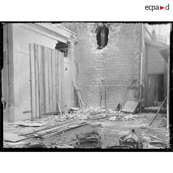 Paris, bombardement par canon du 30 mars 1918. Dégâts à l'usine à gaz, boulevard Macdonald. [légende d'origine]