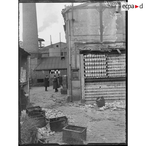 Paris, bombardement par canon du 30 mars 1918. Dégâts rue de l'Ourq à la Maison Potin. [légende d'origine]