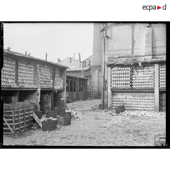 Paris, bombardement par canon du 30 mars 1918. Dégâts rue de l'Ourq à la Maison Potin. [légende d'origine]