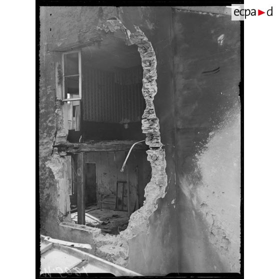Paris, bombardement par canon du 30 mars 1918. Dégâts au 20 rue de l'Hôtel de Ville. [légende d'origine]