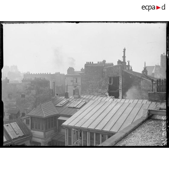 Paris, bombardement par canon du 30 mars 1918. Dégâts au 20 rue de l'Hôtel de Ville. [légende d'origine]